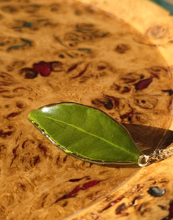 tea jewellery a leaf preserved in resin