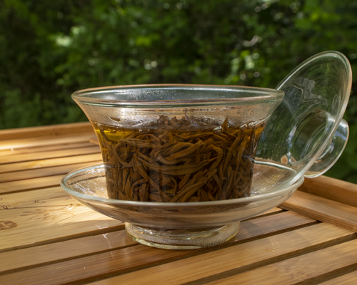 glas gaiwan with tea leaves infusing