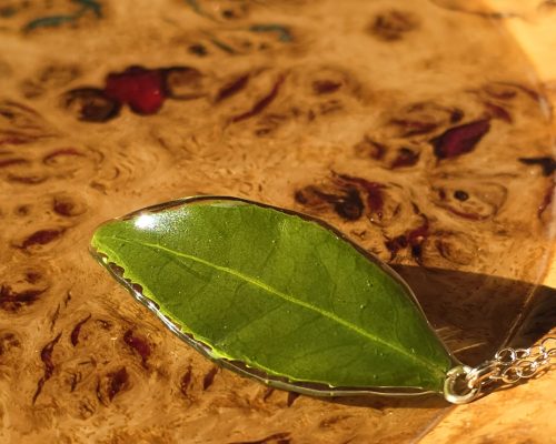tea jewellery a leaf preserved in resin